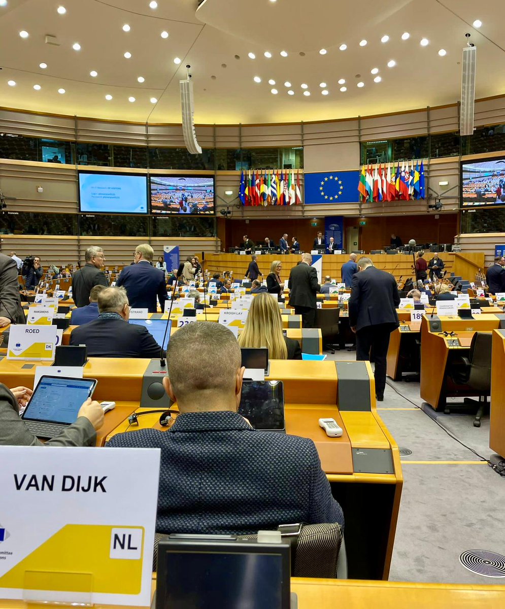 In Brussel voor mijn eerste vergadering #CoRplenary als voorzitter van de Nederlandse delegatie van het @EU_CoR . Europa maakt zich op voor de komende verkiezingen in juni. Europa is van groot belang voor   #veiligheid, #gelijkheid en #welvaart.