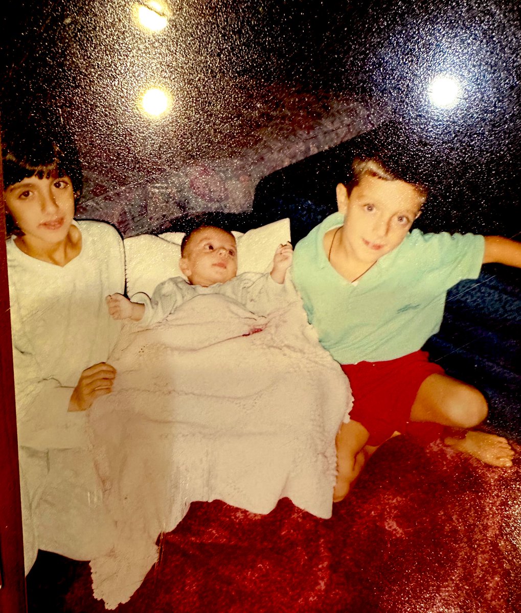 OYazzici's tweet photo. demin paylaştığım patates tepsinin altında annemin masaya kalıcı olarak yerleştirdiği bazı fotoğraflarımdan ablam ve abimi içerenler (4. şahıs babaannem)(bugün babamla ilk fotoğraftaki arabayla sağa sola gittik)(sultan reşat döneminde doğun babaannem ecevit döneminde vefat etti) https://t.co/fcpgwDvAgD
