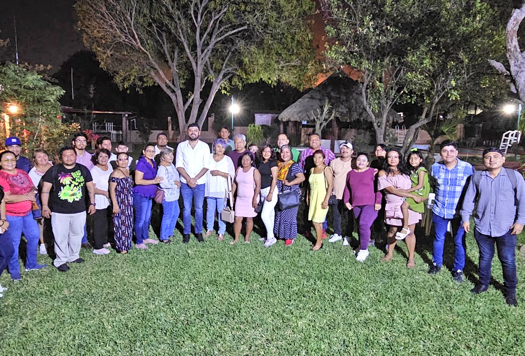 BrianMijangos86's tweet photo. Me reuní con mi equipo de soñadores, con los que hemos cumplido tantas misiones juntos y con los que seguiremos adelante en busca de una verdadera transformación. 

#SalinaCruzEstaParaCosasGrandes https://t.co/0BJ00z0y7D