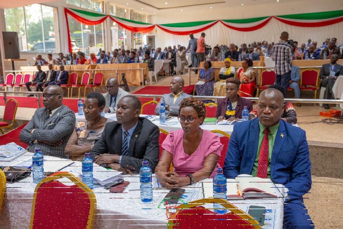 Burundi_senat's tweet photo. 2/2 #Burundi: Clôturant les travaux de la formation, le Président du @burundi_senat a interpellé les invités de ne pas se laisser guidés par l'insatisfaction, laisser un bilan positif après leurs mandats, résister aux tentations et prévoir pour les générations futures. https://t.co/dgbZ4NRsuD