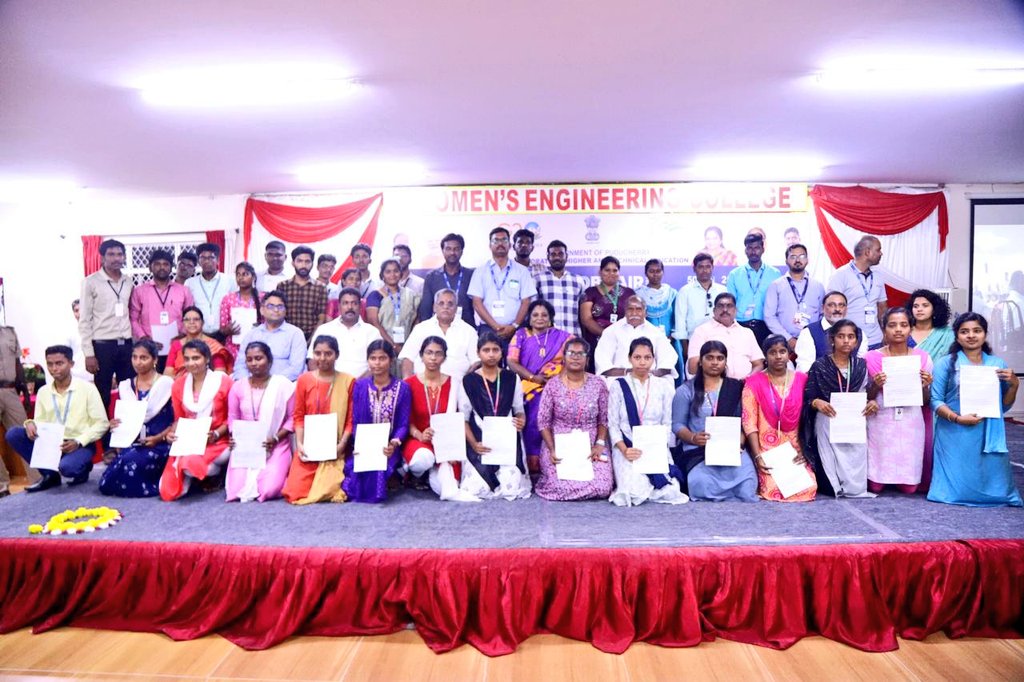 DrTamilisai4BJP's tweet photo. Addressed the Mega Job Fair-2024 Organised by Higher and Technical Educational Department,Puducherry at Women's Engineering College,Lawspet in #Puducherry.Alongwith Hon'ble Chief Minister Shri.N.Rangasamy,Hon'ble Speaker Shri.@embalamrselvam, Hon'ble Education Minister Shri.@ANamassivayam, MLAs,Registrar, Recruiters & Students.

Taken immense measures to initiate this Job fair to help the youngsters to flaunt their skills and to earn a job.

Hon'ble @PMOIndia Shri.@narendramodi ji
has turned the youth from job-seekers to job-providers by inspiring them to create employment. 
GOI's programs like #StartupIndia #StandupIndia #Skillindia are catalysts,along with #NEP2020 it helps in enhancing skills & making India a global education destination.