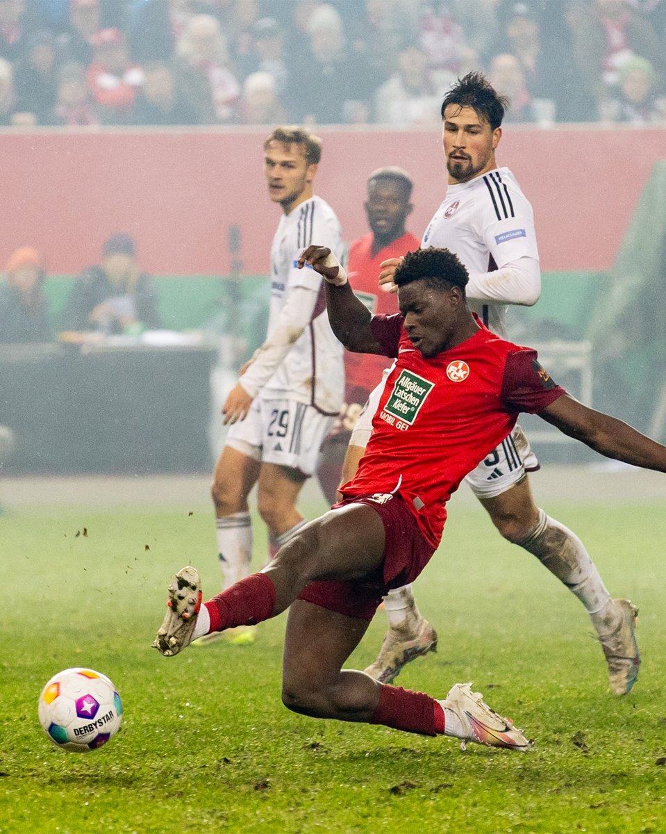 Rote_Teufel's tweet photo. Fünf Stunden noch bis #BSCFCK! ⏱️ Macht's nochmal, Jungs! 💥 
Ragy hat im Achtelfinale für die Vorentscheidung gesorgt – Ihr könnt Euch sein #Betze-Trikot sichern! 👕 https://t.co/YreYbVav5B