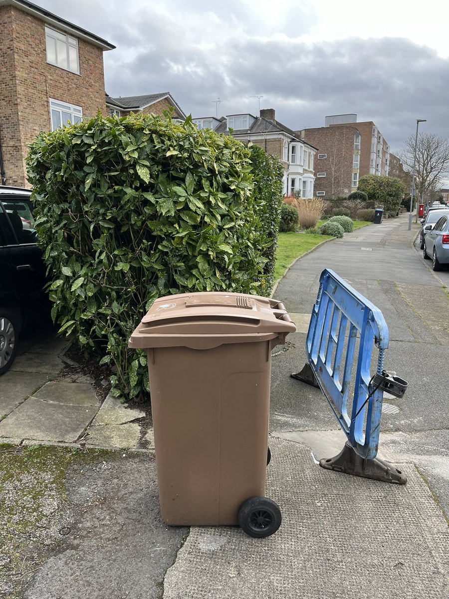 @CllLizGreen second week running communal food waste not collected. This week’s ref is RBK-5515534. In the same location last week they responded “no access” when reported!