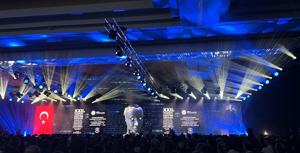 “Oluşturulan, üretilen zeka artık onu oluşturan organizmaya ait değildir artık yaşama aittir.” Artık “İnsan için Yaşam değil Yaşam için İnsan” konuşmalıyız. 
Muhteşem bir konuşma dinledik. Üzerinde sürekli düşüneceğim notlarımı aldım. #GAESXXII Teşekkürler🙏🏻
<a href="/turkerkilic/">Türker KILIÇ</a>