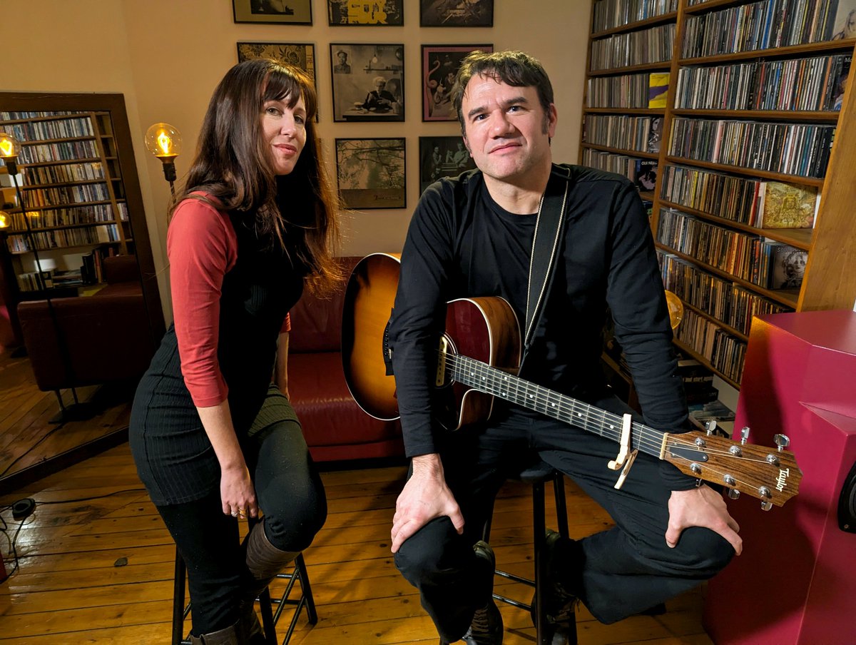 #DEMAIN | Rendez-vous ce jeudi 1er février à 17h sur la chaîne Youtube Du SON dans mon SALON !
Vous y entendrez une version live d'un titre du dernier album, en duo avec @BerryAnne7. 

Cette session fut un très beau moment et j'espère que ça vous plaira, alors à demain !