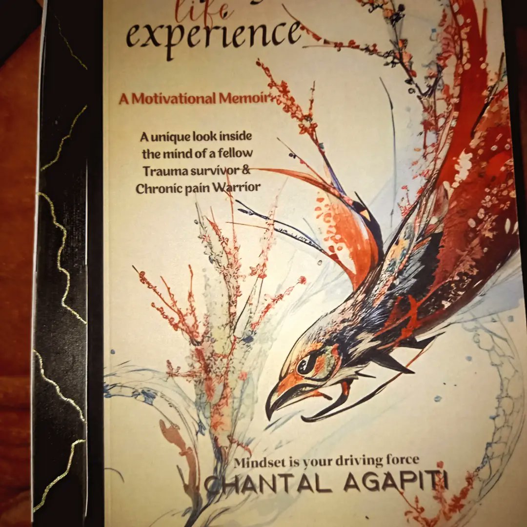 Experimenting with sprayed edges.
Which one do you prefer?
- Golden with red flowers
- Kintsukoroi 

This is so exciting 🤩 always learning.

#sprayededges #sprayededgesbooks #dropsoflifeexperience #BookRecommendations #bookaesthetic #art #BookTwitter #indieauthor #booktwt