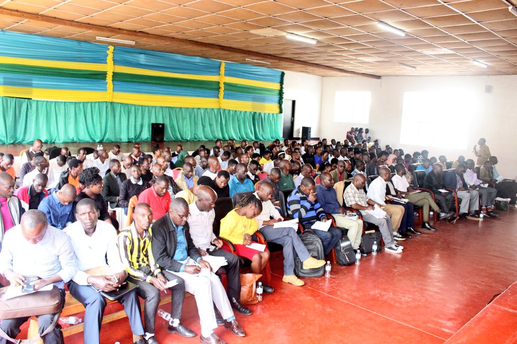 MusanzeDistrict's tweet photo. Mu cyumba cy' inama cy' Akarere habereye amahugurwa kuri gahunda ya Ndi Umunyarwanda  yahawe Imboni za Ndi Umunyarwanda( abarezi mu Bigo by' Amashuli abanza n' ayisumbuye  haba ibya Leta n' ibyigenga). Iki gikorwa cyayobowe n' Umuhuzabikorwa w' Ibikorwa by' Itorero mu Karere. https://t.co/gxCblyMFve