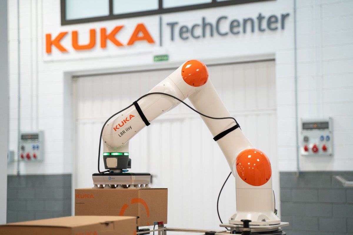 Embrace the Logistics Revolution in 2024 with KUKA's cutting-edge robots! 🤖✨ Explore the future: kuka.com/.../news/2023/… #Logistics #Automation'