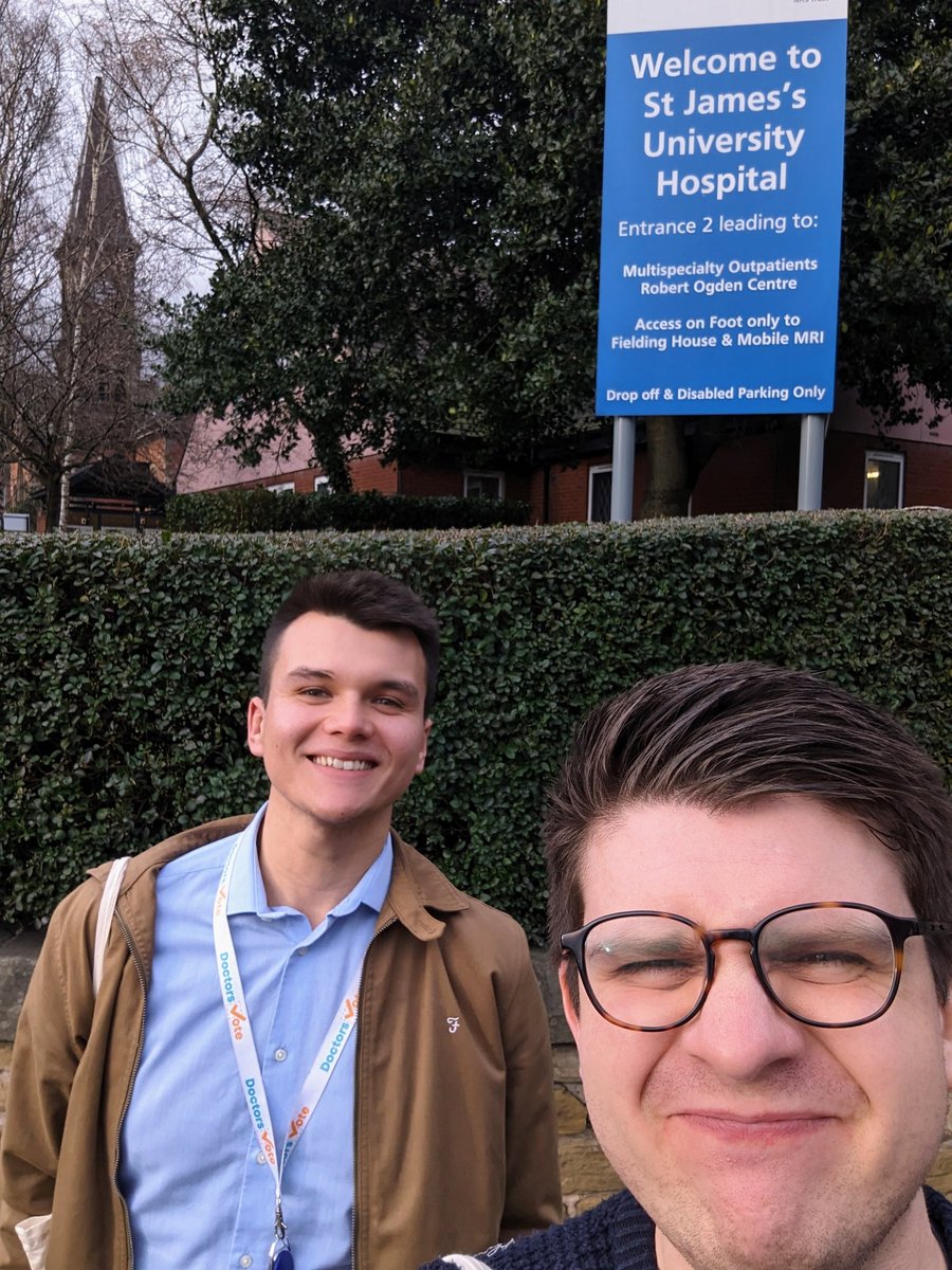 A successful ward walk at @LeedsHospitals with @chrismrris talking to our members about the upcoming re-ballot ✊🦀 #FullPayRestoration @TheBMA @YorksHumberBMA