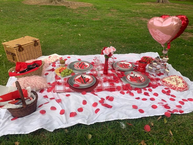 Prettyarii21's tweet photo. - Valentines Picnic 🧺💌 https://t.co/WarEhMKGf9