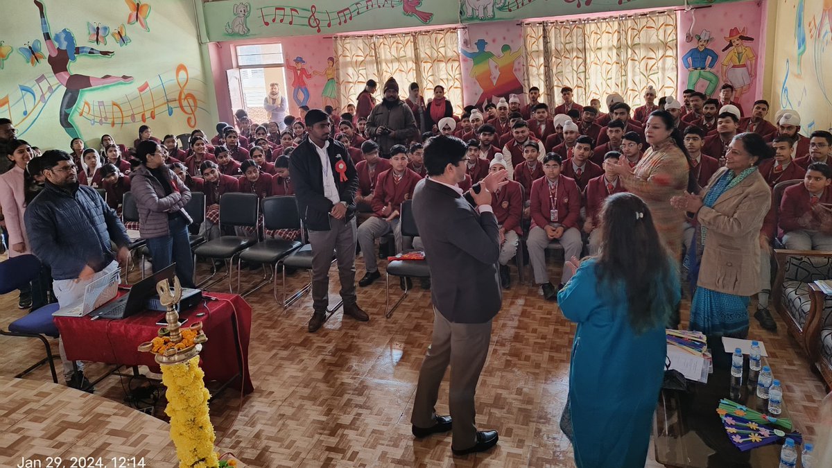 parvezmohiuddin's tweet photo. School Students are the BEST Population that should be targeted for GOOD results in disease prevention. Our department started another project with the Burn and Plastic Sx  Dept. AIIMS, Jammu, on Burn Trauma awareness, prevention and First Aid in Schools in Jammu city. https://t.co/eP3rk1SLx1