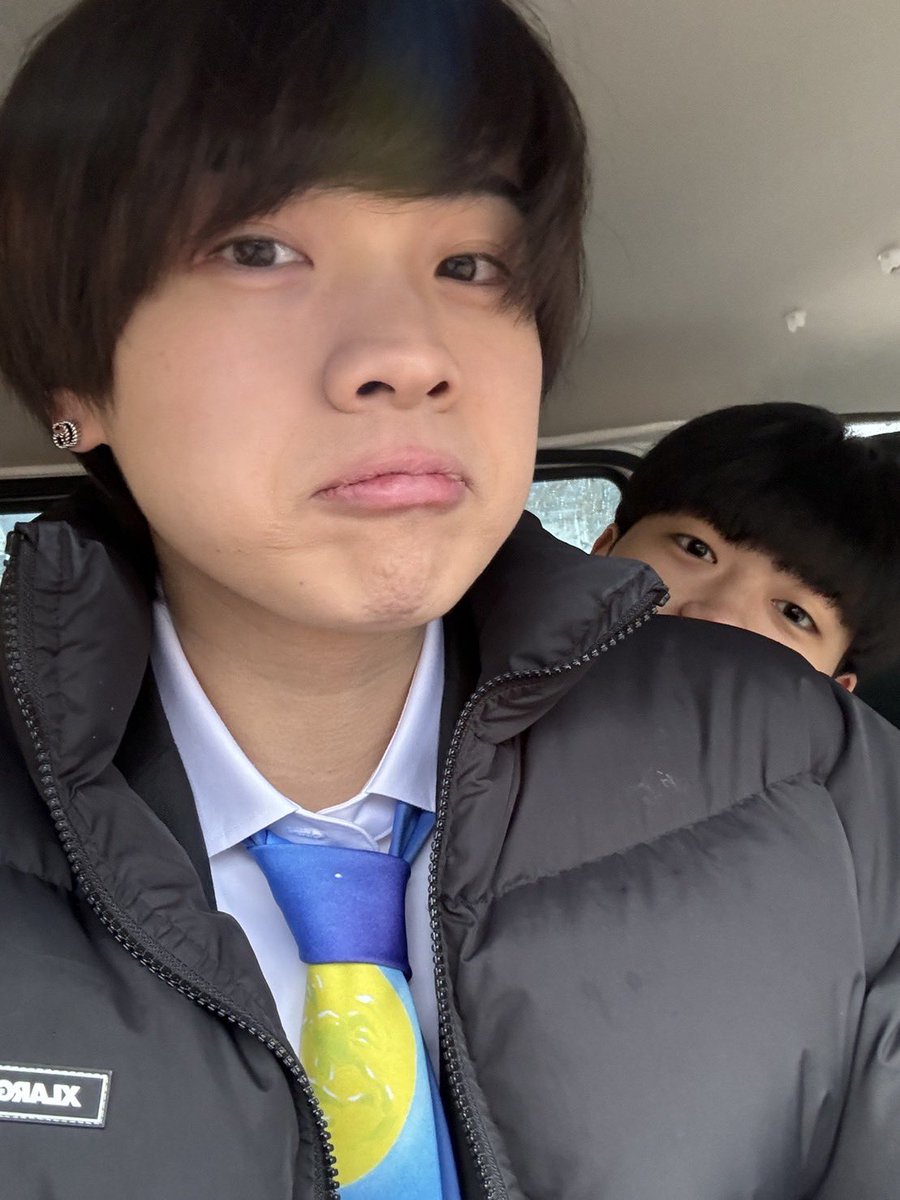 riku_koshibaLCP's tweet photo. 小柴陸です。本人です。本当です。
マジです。

こんな形になってしまって本当に申し訳ありません。
12年間アイドルの僕を応援してくださった皆様本当にありがとうございました😭
本当に楽しかったです！

今日の20時に動画が上がります。
今後の僕の全てがそこに詰まっています。 https://t.co/PfsiprejwR