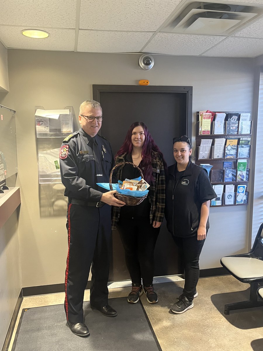 Our friends from petvalu in Estevan dropped by EPS to deliver a basket for our newest member Cherry yesterday. Much appreciated!