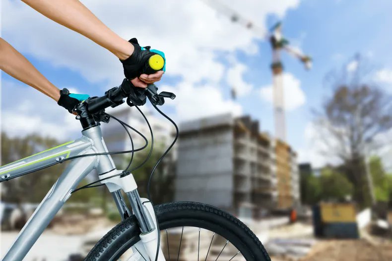 ⚖️ #Urteil: Wer Kabel über e. #Radweg verlegt &amp; mit einer #Kabelbrücke abdeckt, verletzt nicht d. #Verkehrssicherungspflicht, wenn er keine #Warnschilder aufstellt 🚴‍♂️🔌, so das LG Magdeburg. #Schadensersatz #Fahrrad #Baustelle v-h1.de/UUNd Foto: © olegdudko/123RF.com