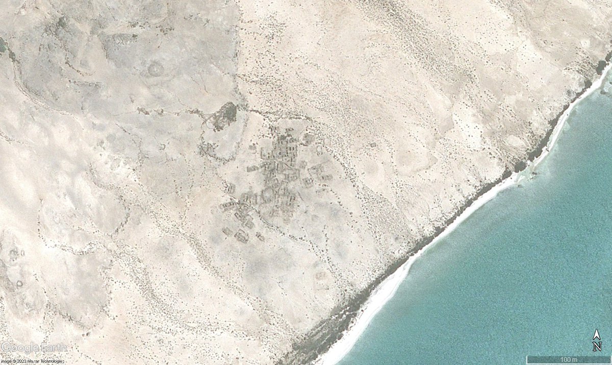 Disan Island, one of the #Farasan islands in the southern #RedSea, is now uninhabited but was not always so. #SatelliteImagery shows a former settlement which, based on historic navigational instructions, was abandoned sometime in the 19th century. #CoastalArchaeology