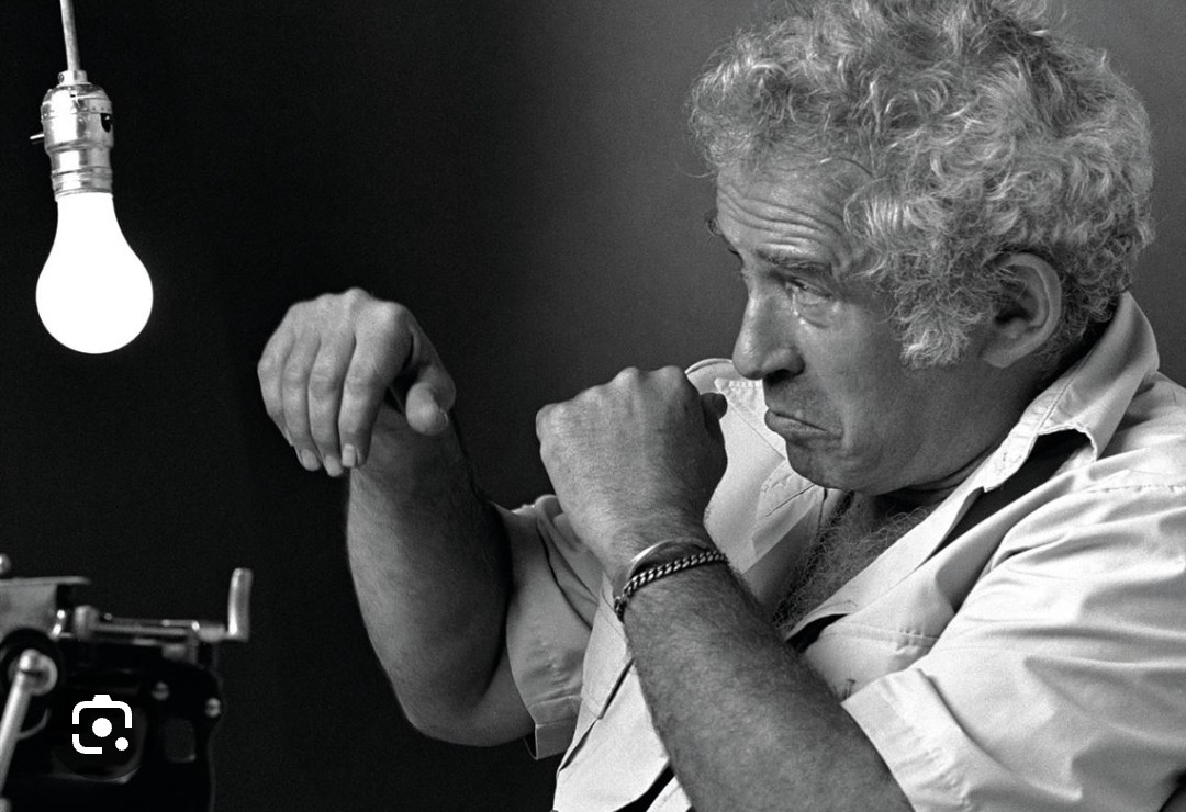 #Cytat na dziś.
'(...) im więcej się wie, tym mniej się rozumie i tym więcej rodzi się nowych pytań.'
- Norman Mailer, 'Amerykańskie marzenie' (ur. 31 stycznia 1923) #literatura #Kultura #sztuka #BornOnThisDay #NormanMailer