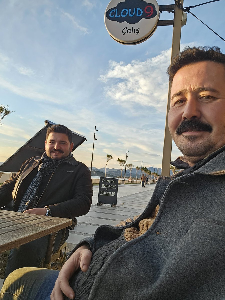 her uçuşun 
bir hikayesi vardır 
bir sonu da 
marifet 
uçuşun hakkını verebilmekte
#iyikaşamlar