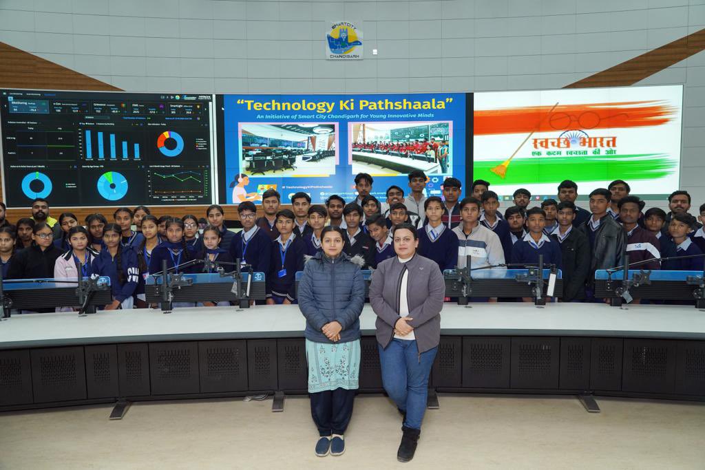 ChandigarhSmart's tweet photo. Another interactive session of “Technology ki Pathshaala” at ICCC, Chandigarh where students of Govt Sr. Secondary School, Sec 45 learnt about the role of technology and data integration in administration !!
#ChandigarhSmartCity
#TechnologyKiPathshaala
#ICCC #ICCCChandigarh
@CBC_Chandigarh @PIBChandigarh @SchoolEduChd