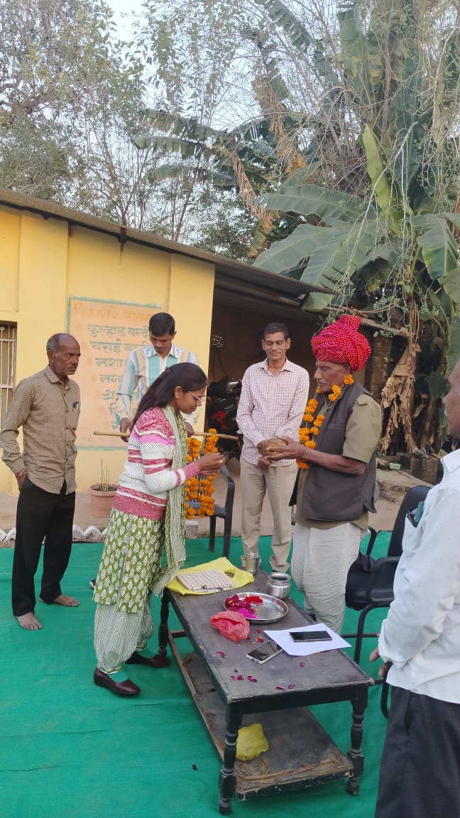 श्रीमान नंदराम जी लोहार पशुरक्षक वन नाका कुण को 37 वर्षीय अपनी गौरवमयी सेवा पूर्ण कर सेवानिवृत्ति पर स्वस्थ  दीर्घायु एवं उज्जवल भविष्य की शुभकामनाएं💐💐👏🏻🙏🏻
<a href="/sonamharmor1/">Sonam Meena</a>