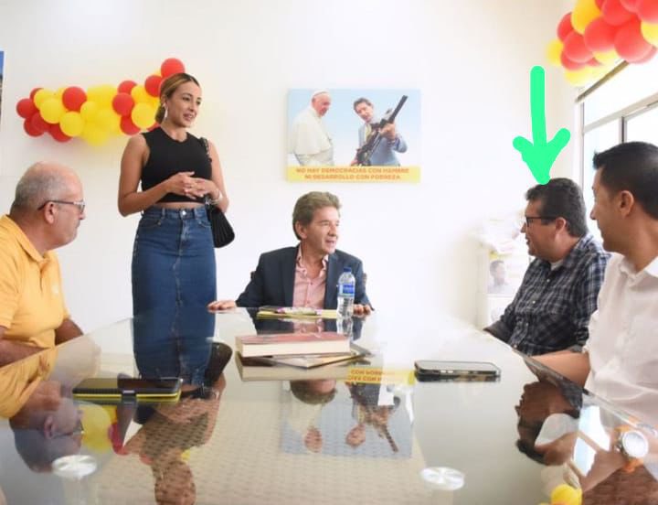 luispelaezj's tweet photo. 🚨 ¡Alerta #5 de nombramientos de Quinteristas y Luis Peristas en la actual Gobernación de Antioquia! 🚨

Se trata de Rolando Castaño, ex candidato a la alcaldía de San Vicente de Ferrer. Apoyó a los candidatos de Independientes (Partido de Quintero) a la Asamblea y a Luis Pérez a la Gobernación. Ahora lo nombran Director Técnico de la Secretaría de Planeación Departamental. ¡Uno a uno los vamos a mencionar! 😉

Nota: Las fotos de la chiva son del 21 de Octubre de 2023. Cierre de campaña. ☺️