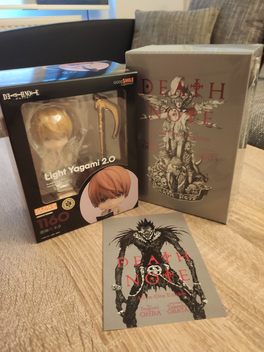 BDetectiv's tweet image. Die letzten Weihnachtsgeschenke sind heute eingetroffen 😍 Vielen lieben Dank @Figuchan für die Gesamtausgabe des Death Note Mangas und den kleinen Light - sie werden einen guten Platz bei mir finden! Jetzt erstmal abwarten, ob Ryuk gleich auftaucht und Äpfel haben will 😅