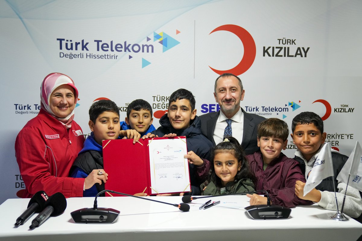 6 Şubat’ta ülkemizi derinden sarsan depremlerin acısı hala yüreğimizde. Bir yandan kayıplarımızın yasını tutarken, bir yandan da depremden etkilenen şehirlerde yaşayan vatandaşlarımız için çalışmalarımızı aralıksız sürdürüyoruz. Geleceğimizin umudu gençlerimiz için, “Türkiye’ye