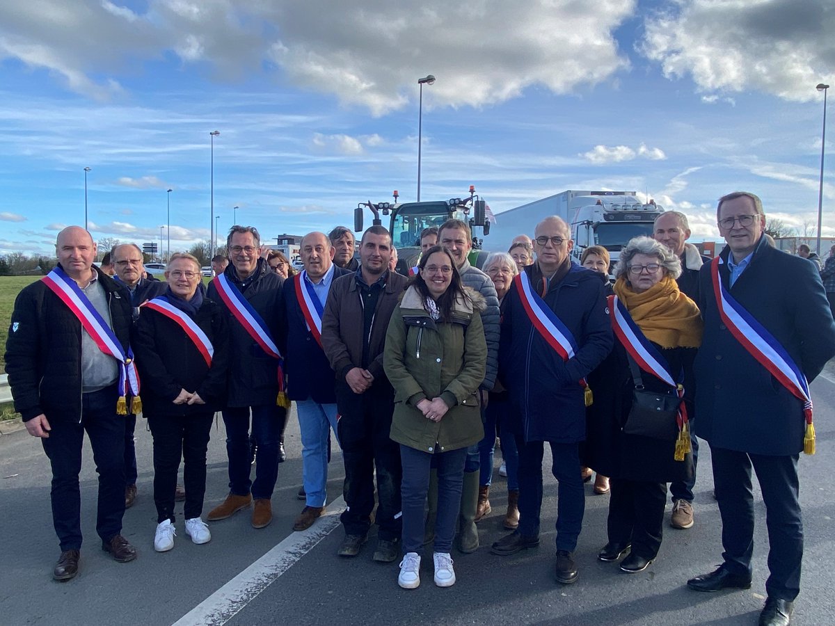 Vallons de Haute Bretagne Communauté (@comcomvhbc) on Twitter photo #VHBC #agriculture #LoiEGALIM #SoutenonsNosAgriculteurs #elusdeterrain
Les élus de <a href="/ComcomVHBC/">Vallons de Haute Bretagne Communauté</a> et de Bretagne Porte Loire Communauté, mobilisés aux côtés des agriculteurs montrant l'unité de la communauté locale face aux enjeux du monde agricole. #AgriculteursEnColère #VHBC #agriculture #LoiEGALIM #SoutenonsNosAgriculteurs #elusdeterrain
Les élus de <a href="/ComcomVHBC/">Vallons de Haute Bretagne Communauté</a> et de Bretagne Porte Loire Communauté, mobilisés aux côtés des agriculteurs montrant l'unité de la communauté locale face aux enjeux du monde agricole. #AgriculteursEnColère