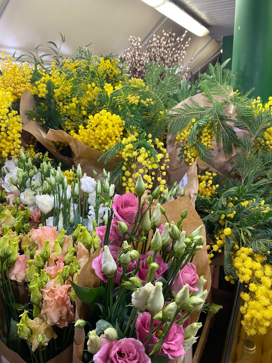 Spring flowers on the stall today please give the ladies a chance @EnglishMarket @CBA_cork @chickfoods @pure_cork