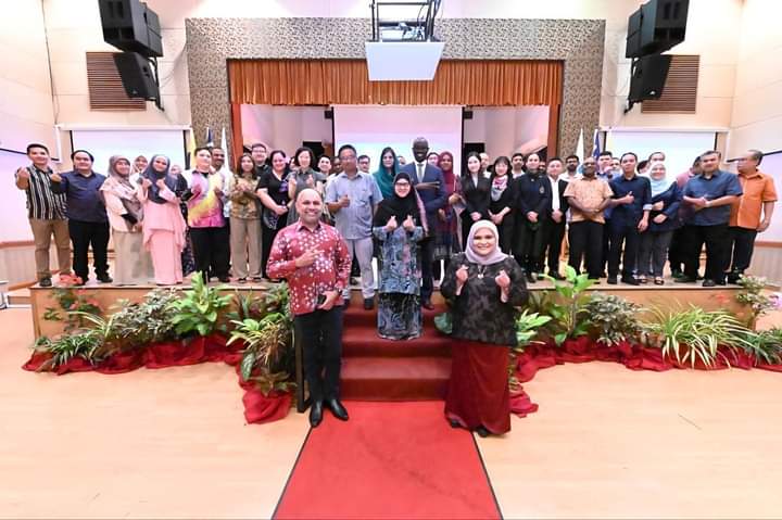 dg_ipre's tweet photo. #WCO hosted a Regional Workshop on Customs Enforcement Network (CEN) Application for Asia/Pacific Region in Melacca, Malaysia from Jan 8-12. 🇲🇾 Ms. Sumaira Omar, Additional Collector IPRE (Central), Lahore, represented Pakistan.  #Customs #Enforcement #IPRProtection 
@WIPO https://t.co/yGyNMKY4Iy