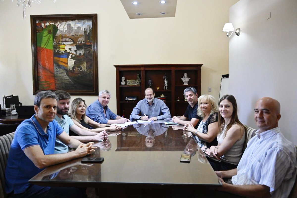 fsusbielles's tweet photo. 🛍️El Mercado Municipal es una pieza urbana clave para recomenzar la puesta en valor del microcentro bahiense.

A partir de un convenio firmado entre el @municipiobahia y el Colegio de Arquitectos, iniciaremos el camino hacia el concurso de proyectos para su refuncionalización. https://t.co/vkN52njc0a