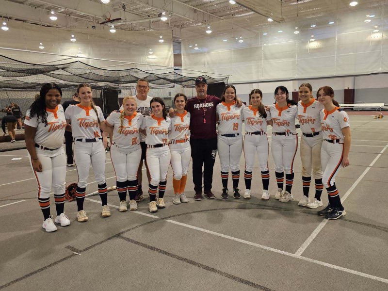 MckenzieBth_36's tweet photo. Thank you @RoanokeSoftball for an awesome team camp this past Sunday. Got so many good reps in and learned some great new hitting drills. @CoachMays24 @RCcoachMitchell https://t.co/KiWICeJlNZ