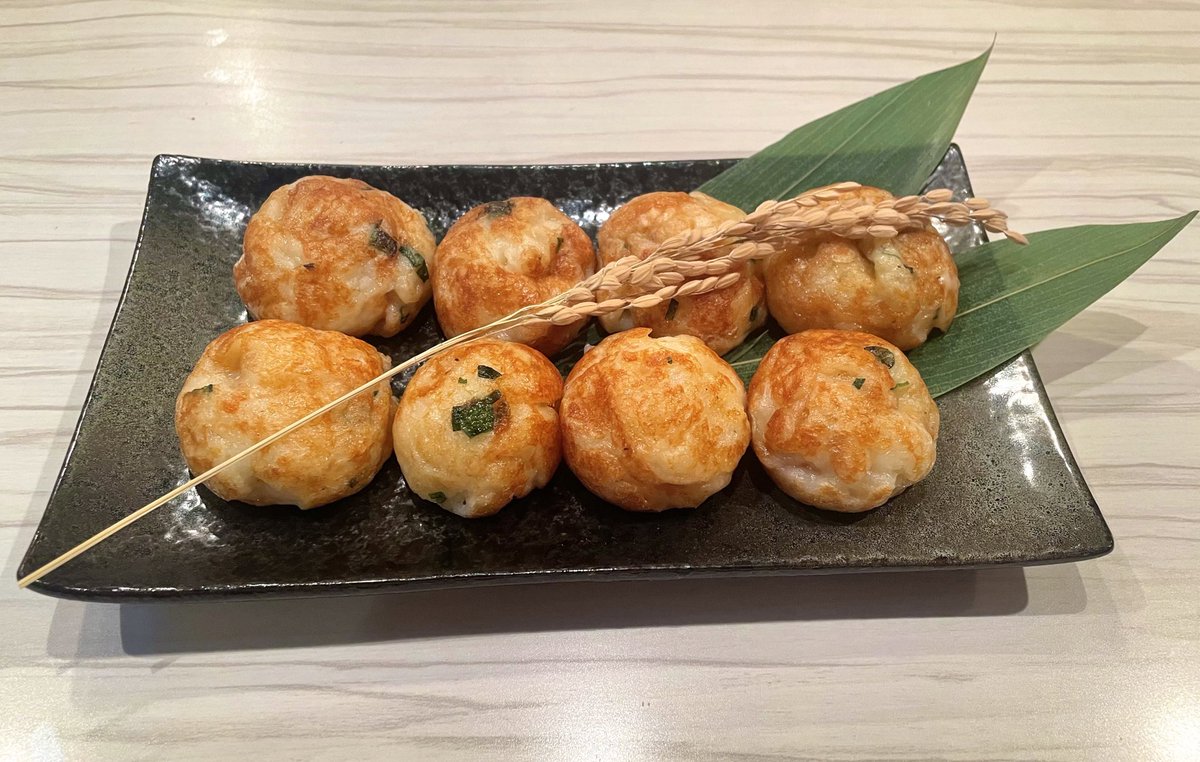 MPlus___'s tweet photo. 駄菓子屋に引き続き⁉️

『末裔昭和たこ焼き　えん』

OPENしています🐙
8個入で300円,たこせんも300円で御座います🎶

味もやっぱりそのまま出汁味❕いやいやみんな大好きソースマヨ❕しょっぱい塩もどうだ❕やはり変わり種ぬた味❔
色々な味が御座います🫶
　
皆様のご来店お待ちしております🤍 https://t.co/P02E7naS7S