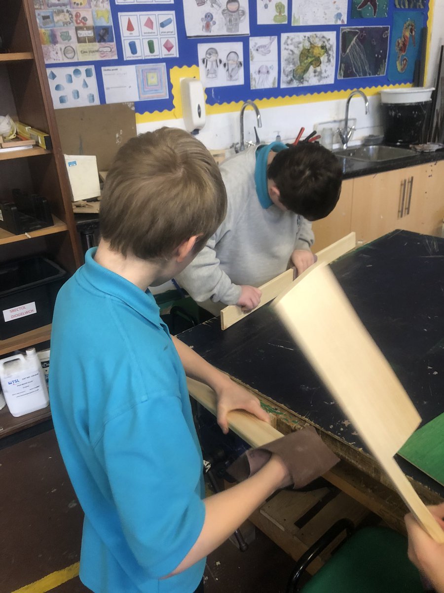 TimLlan's tweet image. Clwb creu amser cinio Mr Battrick. Bl7 yn brysur creu gem bwrdd ⚽️ 🥅👏🏻
Mr Battrick is busy with Year 7’s this lunchtime club 🥅⚽️👏🏻