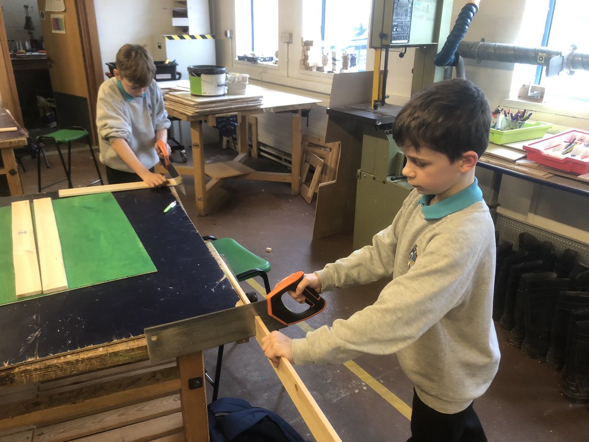 TimLlan's tweet image. Clwb creu amser cinio Mr Battrick. Bl7 yn brysur creu gem bwrdd ⚽️ 🥅👏🏻
Mr Battrick is busy with Year 7’s this lunchtime club 🥅⚽️👏🏻