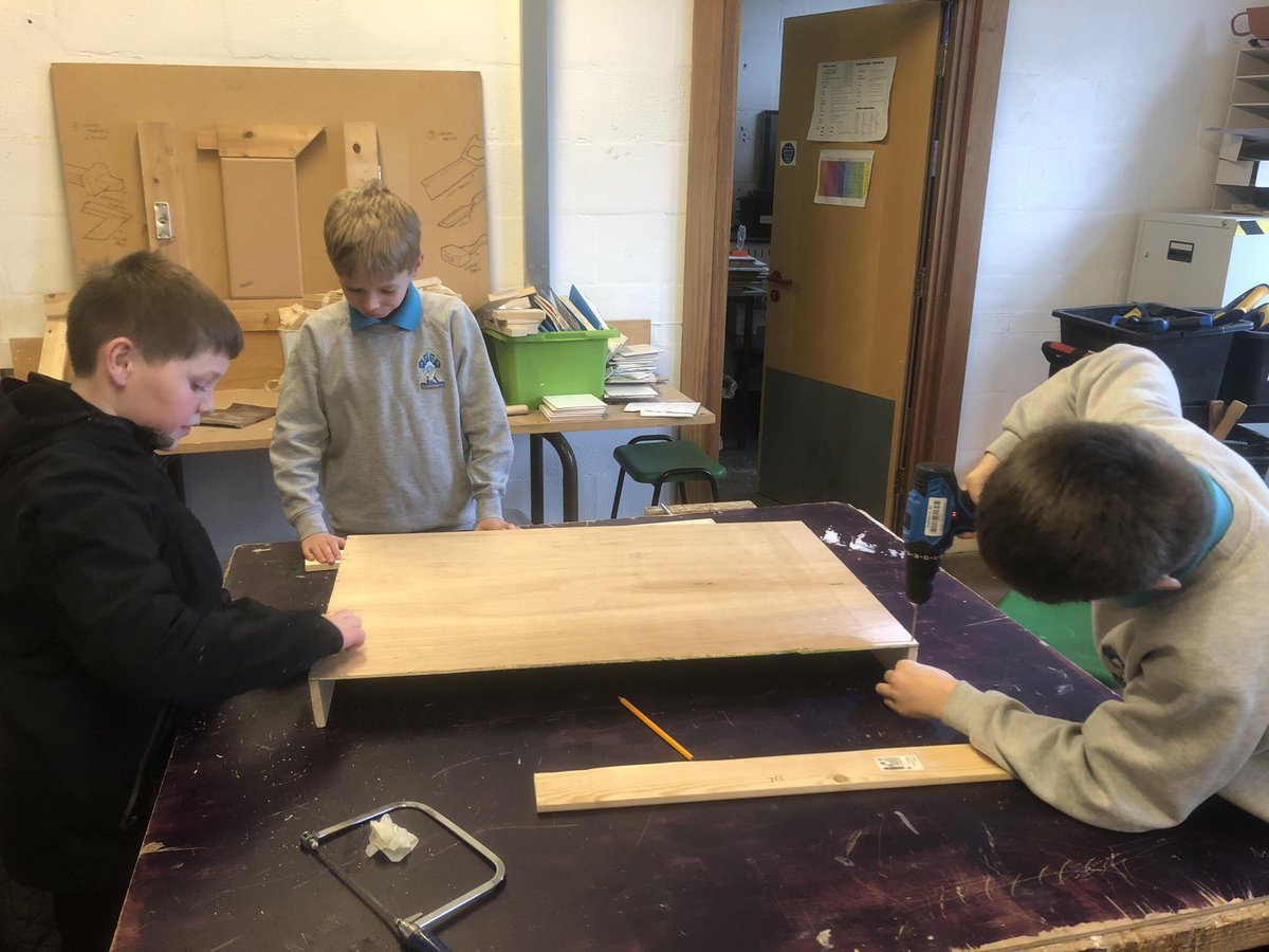 TimLlan's tweet image. Clwb creu amser cinio Mr Battrick. Bl7 yn brysur creu gem bwrdd ⚽️ 🥅👏🏻
Mr Battrick is busy with Year 7’s this lunchtime club 🥅⚽️👏🏻