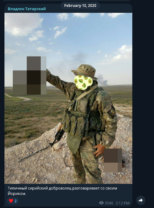 bellingcat_ru's tweet photo. В январе этого года Telegram-канал, связанный с «Вагнером», опубликовал фото человека в форме с отрезанной головой в руках. Тот же снимок был опубликован в феврале 2020 года в канале ныне покойного российского военного блогера Максима Фомина (он же Владлен Татарский). https://t.co/lfytHGUv7Q