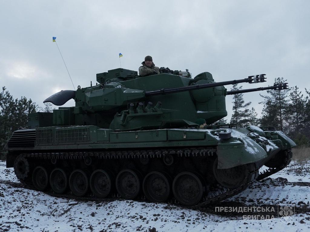 The German-made Gepard self-propelled anti-aircraft artillery system guards the Ukrainian skies.

📷: Presidential Brigade