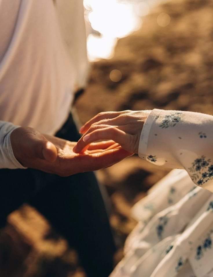 اخاف ان احبك فأفقدك ثم أتألم 
وأيضا أن لا أحبك فتضيع فرصة الحب فأندم 
أخبرني كيف أحبك بدون ألم 
وكيف لا أحبك بدون ندم
يؤلمني هذا التناقض😌
#ثم 
نعم نضجت تحولت لشخص آخر واجهت مواقف لم أكن اتخيلها تألمت أكثر مما استحق تحولت لشخص كتوم لايتحدث لايثق في أحد ولايعتمد علي أحد سوي نفسه