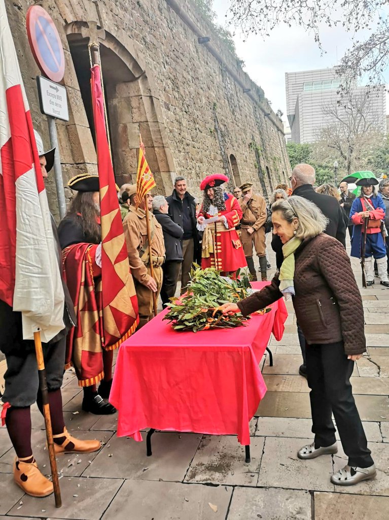 QuintanaCarles's tweet photo. Una dona fent una ofrena floral davant del baluard de Santa Madrona, el dia del Soldat Català #photographercarlesqf #baluarddesantamadrona #baluard #muralles #walls #Historia #history @Bcn_CiutatVella @passejant @Bcnsingular @PaisatgesC @ReenactmentH #reenactment https://t.co/HXwGh7Ow3l
