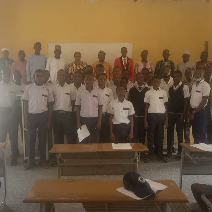 Ondostatepcrc's tweet photo. STATE COMMAND FOR BRINGING OUT SUCH A GOOD PLAN AT THIS CRITICAL TIME OF SECURITY CHALLENGES IN THE COUNTRY . OVER 50  STUDENTS WERE INAUGURATED AS MEMBERS OF PCRC SURVEILLANCE CLUB FOR VICTORY COLLEGE IKARE AKOKO . https://t.co/Gr5D3Tlbeh