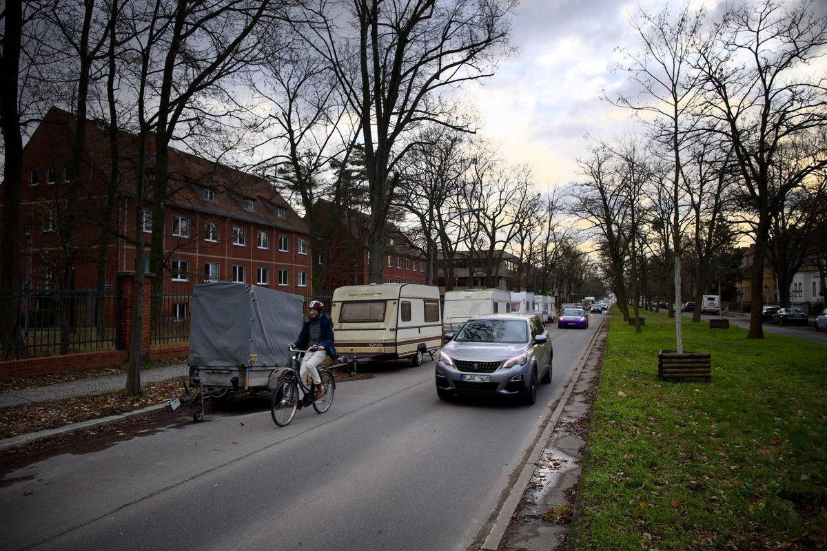 Wo bleibt der Radweg an der #Thielallee? Täglich sind Radfahrende dort gefährdet. Der Radweg ist angeordnet und kann sofort gebaut werden! Er würde den Verkehrsfluss für Rad und KFZ verbessern und eine sichere Verbindung zur FU mit dem Fahrrad schaffen 🚲 Jetzt Bau beginnen 🏗️