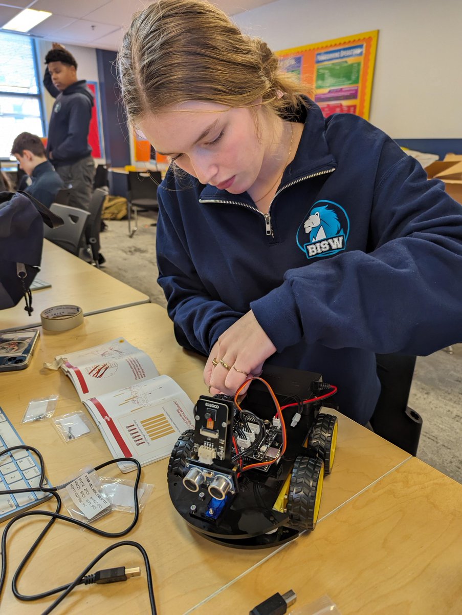 BISWashington's tweet image. Year 10 pupils turning dreams into reality: building robots and gearing up to program them for a series of exciting challenges. 🤖✨
#STEM #InnovationInEducation #BISW #NordAngliaEducation