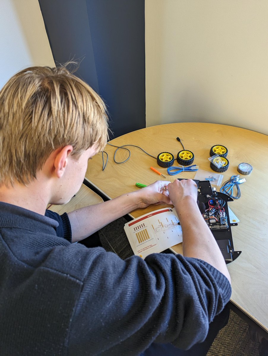 BISWashington's tweet image. Year 10 pupils turning dreams into reality: building robots and gearing up to program them for a series of exciting challenges. 🤖✨
#STEM #InnovationInEducation #BISW #NordAngliaEducation