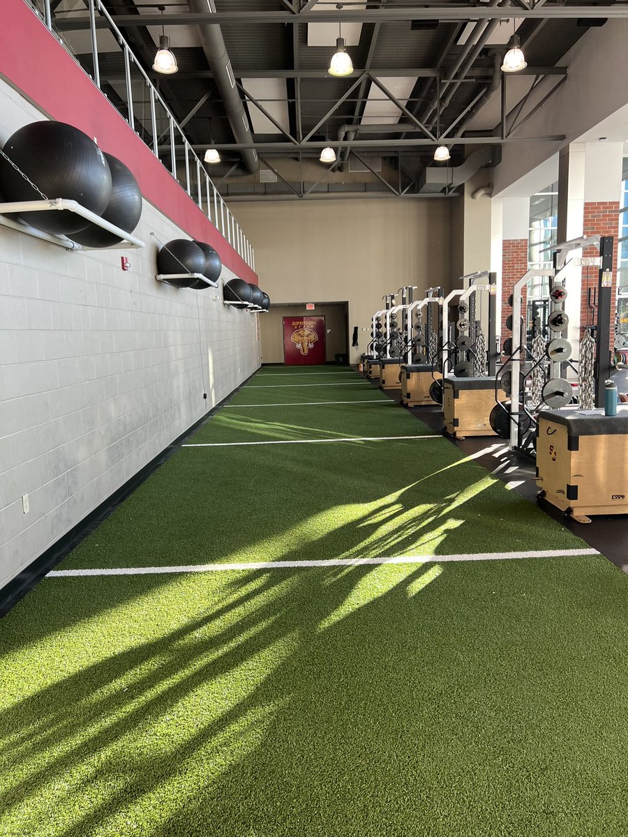 SCSportsPerform's tweet image. A lot of big additions have been added to our department over the last calendar year: 

8 racks for our smaller teams ✔️ 
40 yards of indoor turf ✔️ 
New branding ✔️ 
New nutrition station in the works ⌛️ 

And this is just the start! Still more to come!