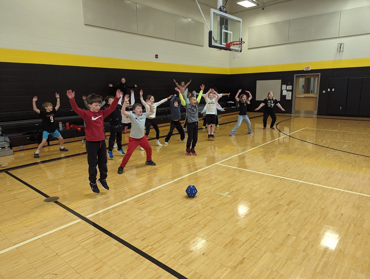 3Rivers Elem PE is at it again! 4th graders warming up with an oldie, but goodie... jumping jacks 🔥