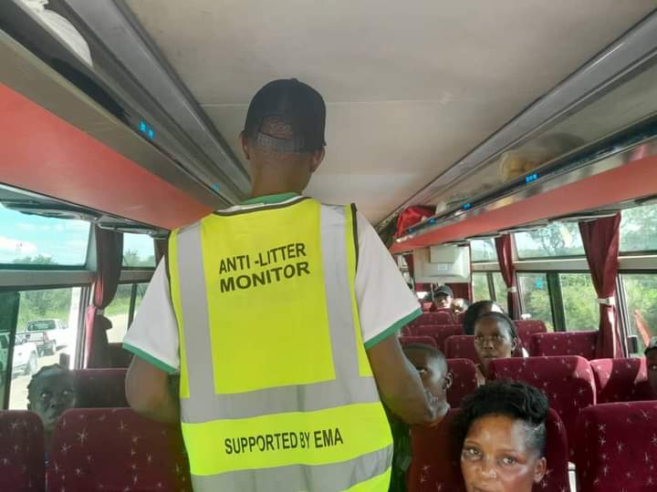 EMAeep's tweet photo. Build up towards the February First Friday Clean-up campaign as we move to promote clean road servitudes. Roadblock awareness programmes are running throughout the week.
#KeepZimbabweClean
#TogetherProtectingTheEnvironment
@SteadyKangata @ChigonaEma https://t.co/4xRPmDmTu2