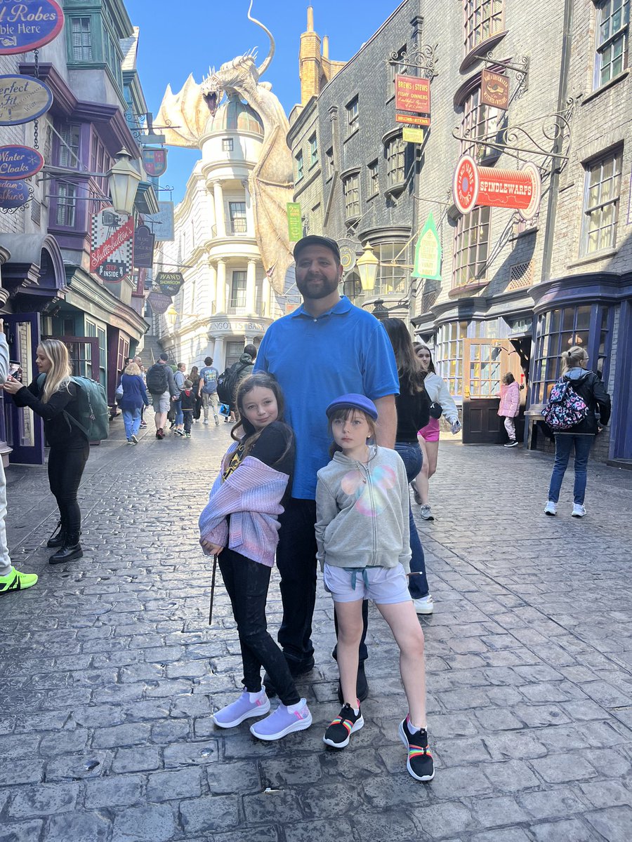StephenGenerous's tweet image. Taking my Potter Heads to Diagon Alley
