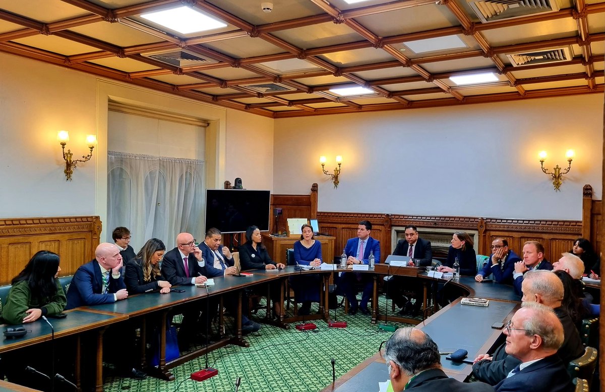 In Parliament this week, we held the second meeting for MPs looking at the evidence of Israeli war crimes in Gaza. This is a series that I am organising with @Imran_HussainMP with leading legal experts and human rights groups to inform Parliamentarians about the mounting