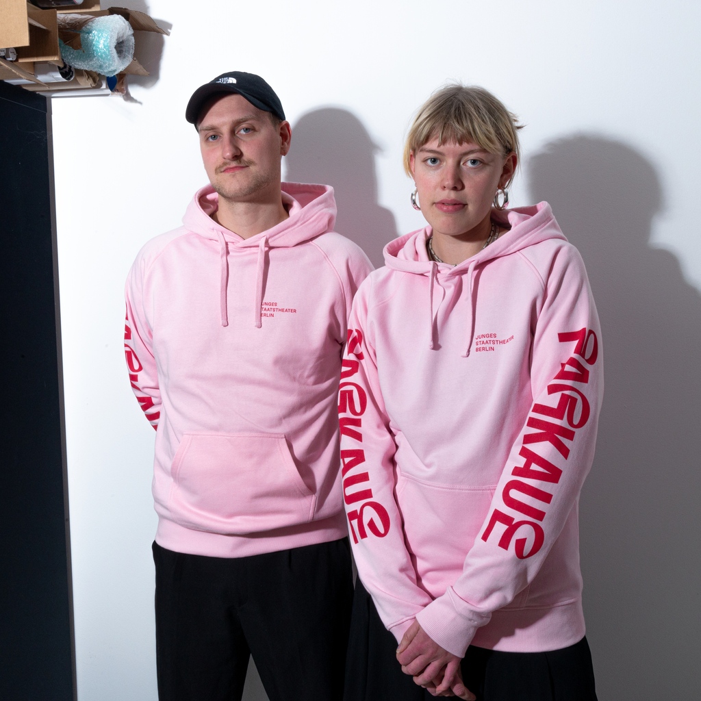 pierresbecker's tweet photo. New play "Twelfe Night" at @theateranderparkaue alongside a new hoodie and tote bag. 👀

#theater #berlin #parkaue #tatrung https://t.co/Re2Er6s6PC