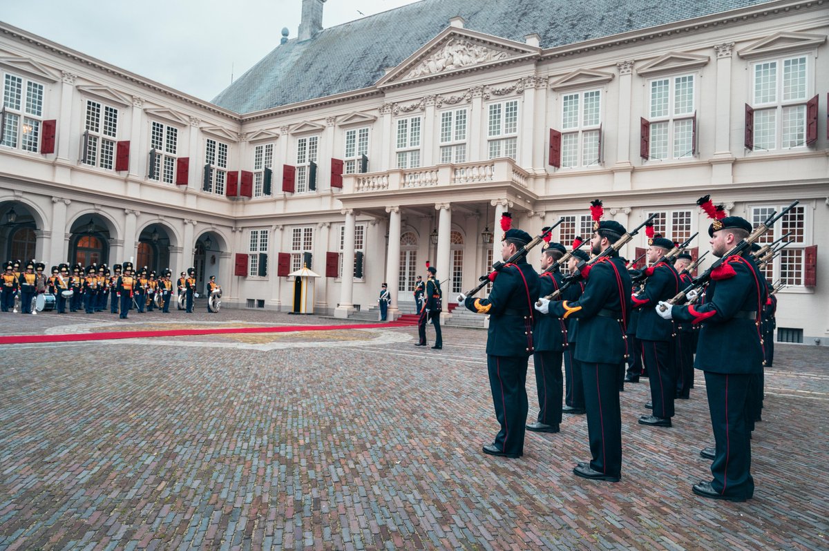 DGLC_KL's tweet photo. 11 Luchtverdedigingsbatterij verzorgde de erewacht bij het aanbieden van de geloofsbrieven op Paleis Noordeinde. #Erewacht #Ceremonie #11luchtverdedigingsbatterij #DGLC #KoninklijkHuis #Diplomatie #Ambassadeurs https://t.co/hXjlIuuQXu